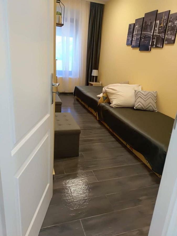Alma Vendeghaz Hotel เวสเปรม ภายนอก รูปภาพ