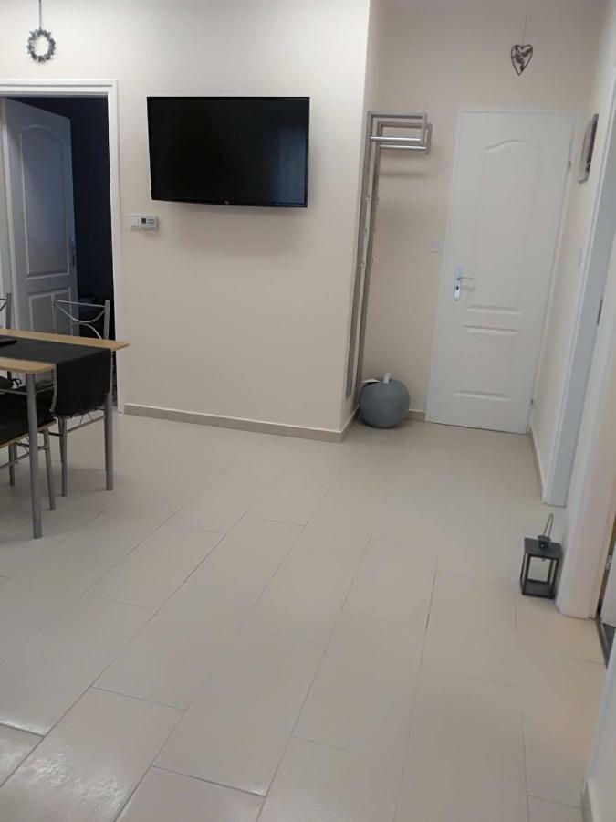 Alma Vendeghaz Hotel เวสเปรม ภายนอก รูปภาพ